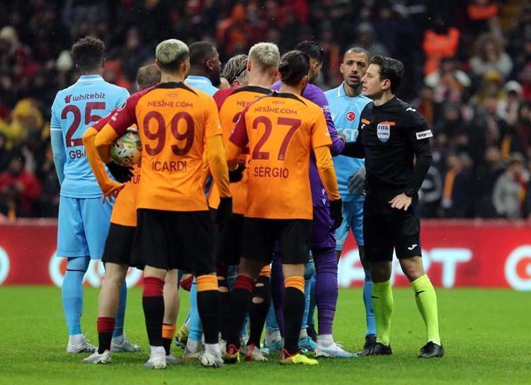 KAAN AYHAN SARI-FORMAYI GİYDİ