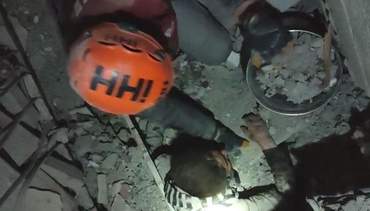 SURİYELİ ASYA, 30 SAAT SONRA ENKAZDAN ÇIKARILDI