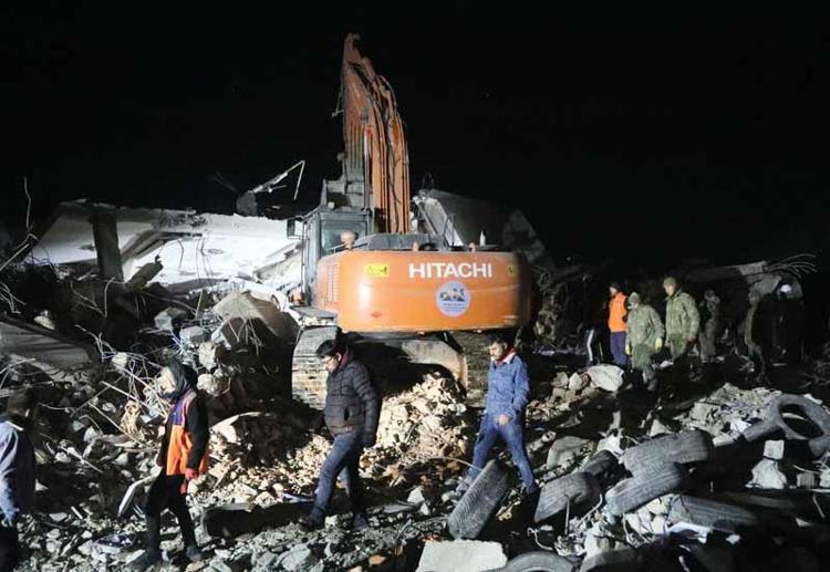 ENKAZ ALTINDAKİ 12 KİŞİ İÇİN ZAMANA KARŞI YARIŞ