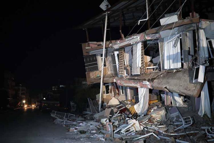 GECEYİ ATEŞ YAKARAK SOKAKTA GEÇİRDİLER