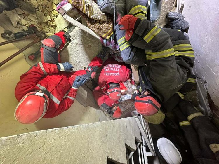 82 KİŞİYİ ENKAZ ALTINDAN KURTARDILAR