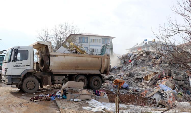 340 TIR İNSANİ YARDIM MALZEMESİ GELDİ