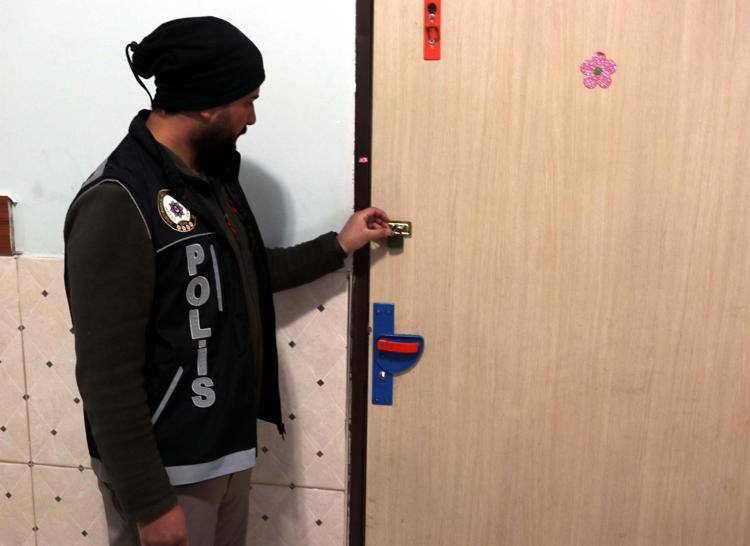 EVRAKLAR ASKERİ PERSONEL GÖZETİMİNDE ALINDI