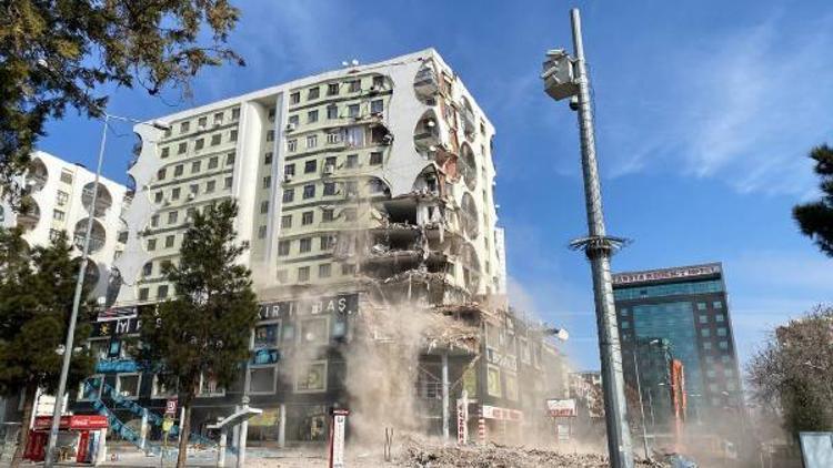 İÇERİDE KEDİ GÖRÜLDÜ, YIKIM DURDURULDU