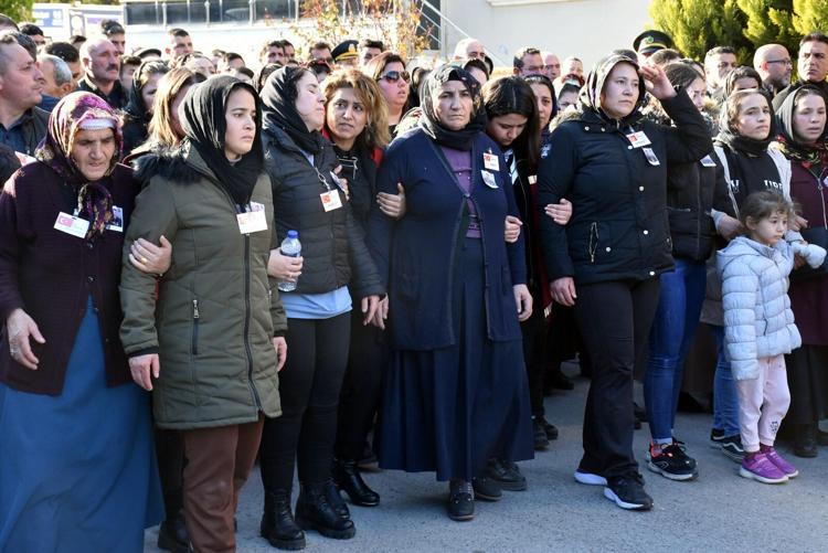 BABA BİZİ BIRAKMA DİYEREK GÖZYAŞI DÖKTÜLER