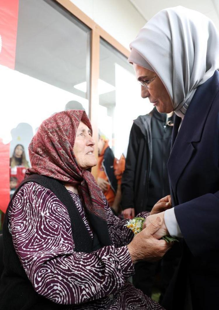 BİZ TOPLUM OLARAK AYAĞA KALKMASINI BİLİRİZ