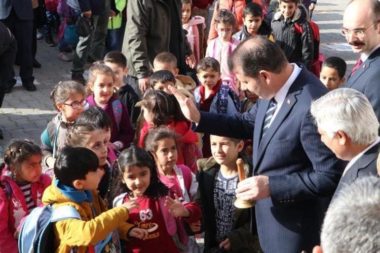 VALİ AYHAN: DEPREM YARALARI SARILMAYA ÇALIŞILIYOR