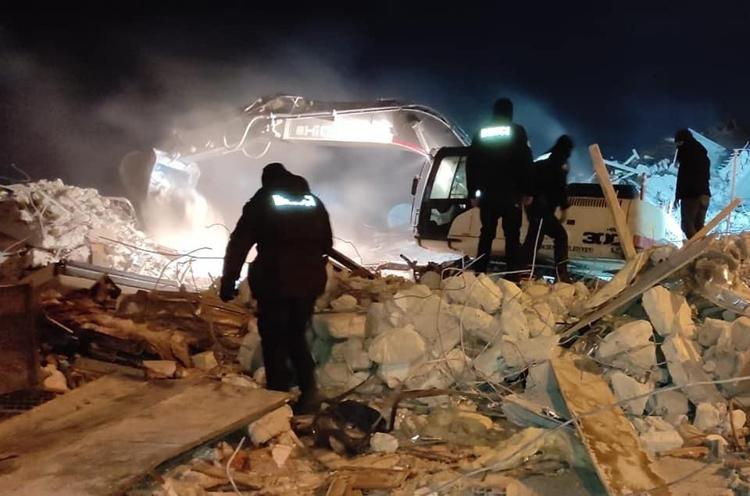 İl Emniyet Müdürlüğü Haber Merkezinde görevli polis memuru, deprem yaşandığını ve tüm istasyonların bölgeye çıkmasının anonsunu yaptıktan sonra yapılan anonslar da şöyle: