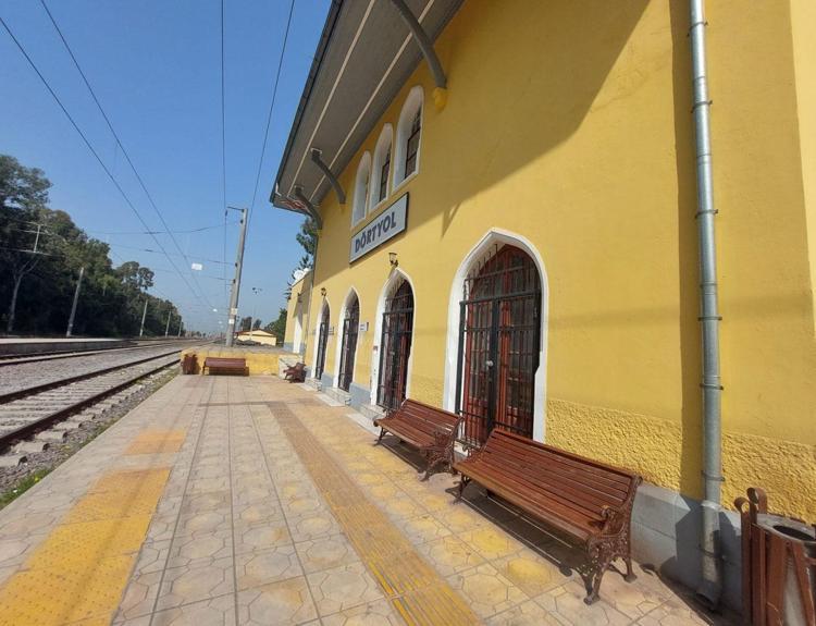 ÇATIDA YAN YATAN BACA TEHLİKE TEŞKİL EDİYOR