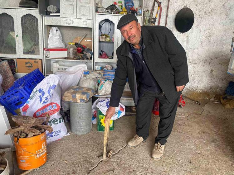 BİNALARIN TEMELLERİNDE ÇATLAKLARI GÖRÜYORUZ