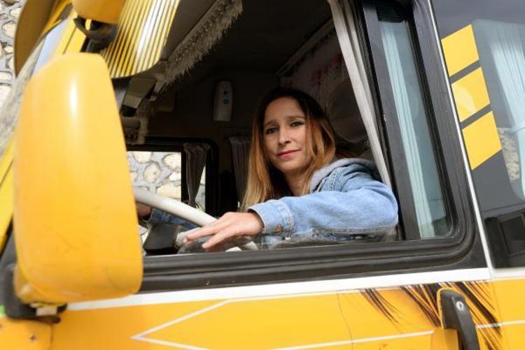 HEDİYE OLARAK ÇİÇEK VERİP, NAZAR BONCUĞU TAKIYORLAR