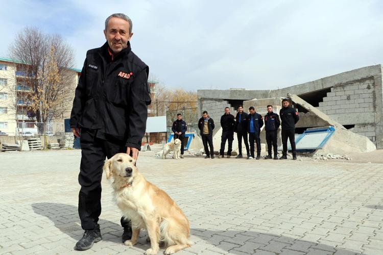 KÖPEKLERE BÜYÜK İLGİ VAR