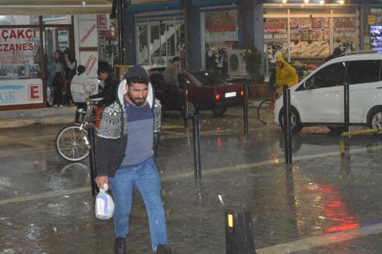 EKİLİ ARAZİLER SU ALTINDA KALDI, EVLERİ SU BASTI