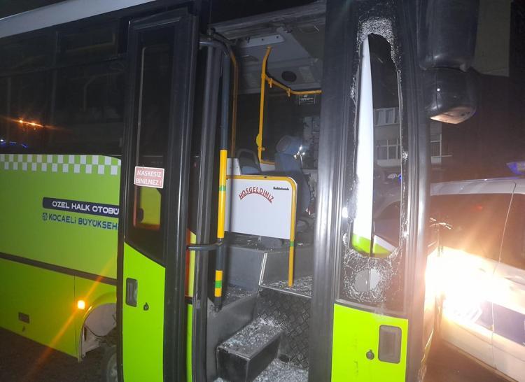 BAHÇELİEVLERDE POLİS OTOSUNA ÇARPARAK DURDU