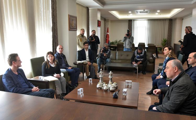 İHTİYAÇLARIN DEVAM ETTİĞİNİ DÜNYAYA HATIRLATMAK İSTİYORUZ