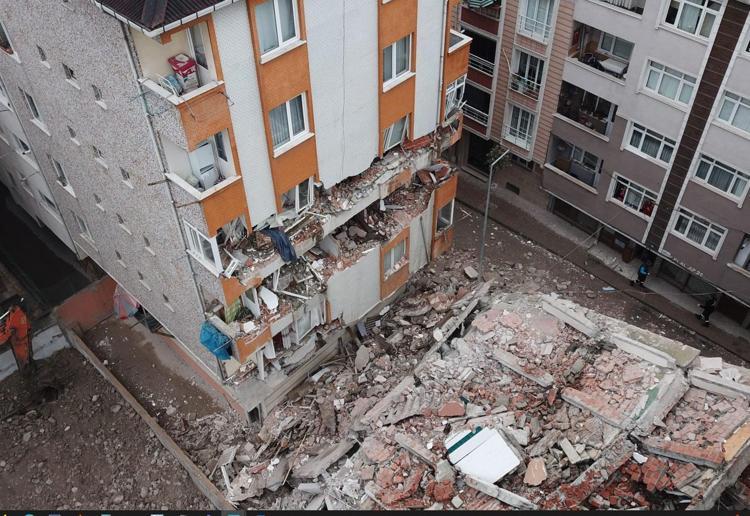 YANLIŞ KOLONA VURMASINDAN DOLAYI BİNA ÇÖKTÜ