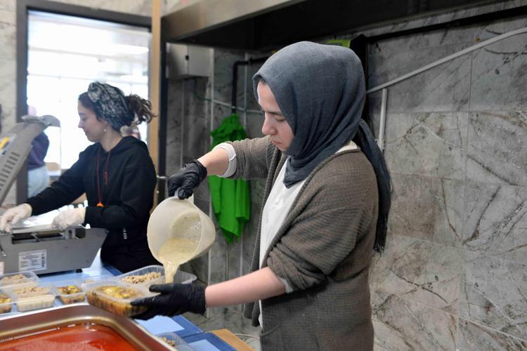 AKADEMİSYEN KADIN MUTFAĞA GİRDİ