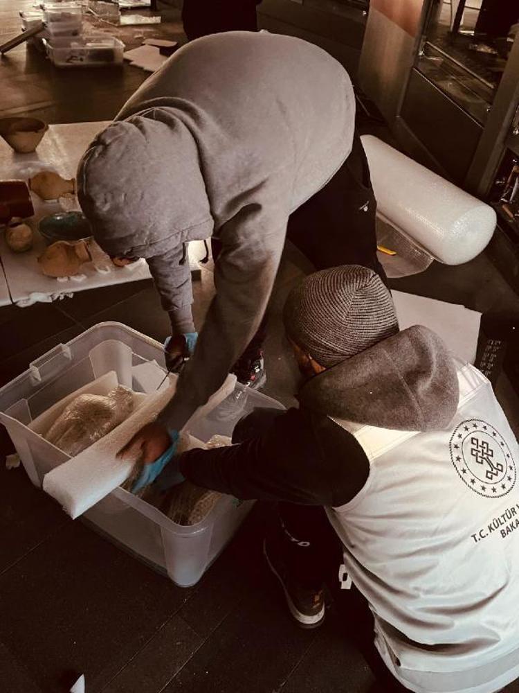 ŞUPPİLULİUMA ÇELİK KAFESTE