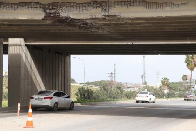 KÖPRÜYÜ TAŞIYAN KABLOLARDA KIRILMALAR VAR