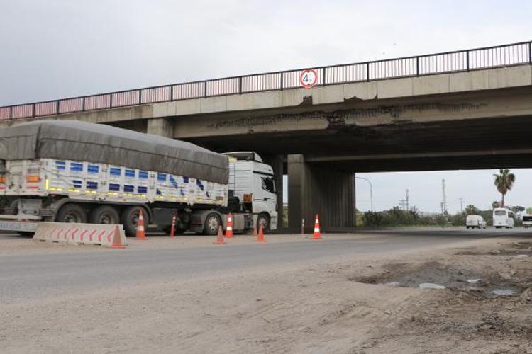 DONATILARDAKİ KIRIK BETONLAR ARAÇLARA DÜŞEBİLİR