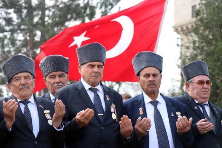 DUALAR OKUNDU, KARANFİLLER BIRAKILDI