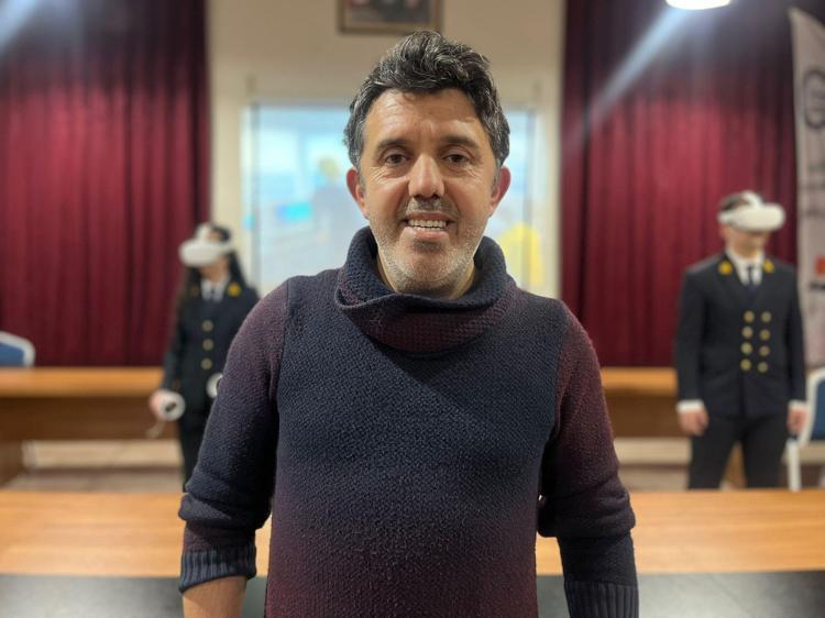 ÖĞRENCİLER ŞU AN İSTANBUL BOĞAZINDA GEMİ KULLANIYOR