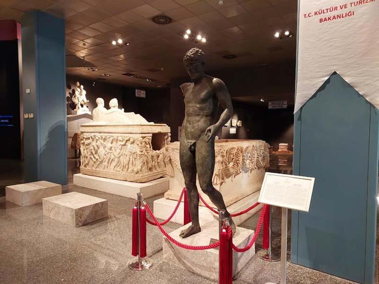 ENDER BRONZ HEYKELLERDEN BİRİ