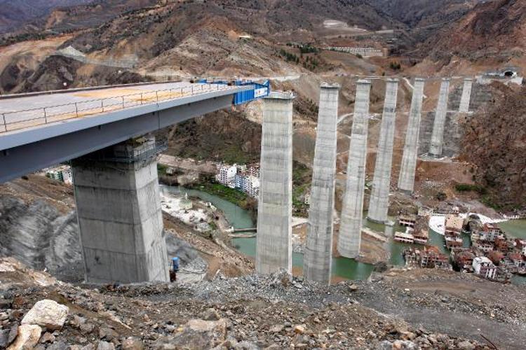 BİNALARIN ÇOĞU SUYA GÖMÜLÜYOR