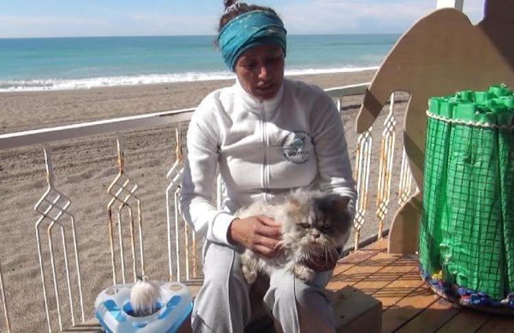 ÇOCUKLAR GELİNCE HEMEN YANLARINA GİDİYOR