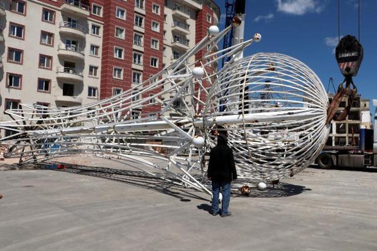 ‘ARTÇI DEPREMLER VE FIRTINA DEMİR KULEYİ DEVİREBİLİRDİ’