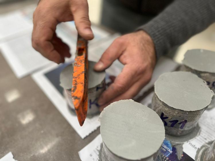 BETONUN KALİTE SERTLİĞİ YERİNE KARBONATLAŞMA SERTLİĞİ ÖLÇÜLÜYOR