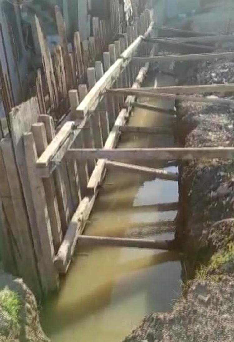 SUYUN İÇERİSİNDE CAN VERİYOR, ÇUKUR HALA AÇIK