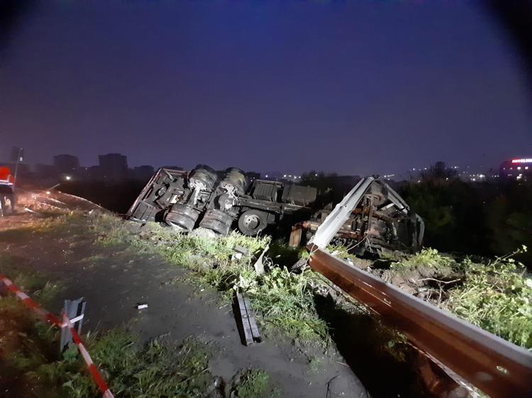 KAMYONUN OTOYOLA DÜŞME İHTİMALİNE KARŞI HALATLI TEDBİR