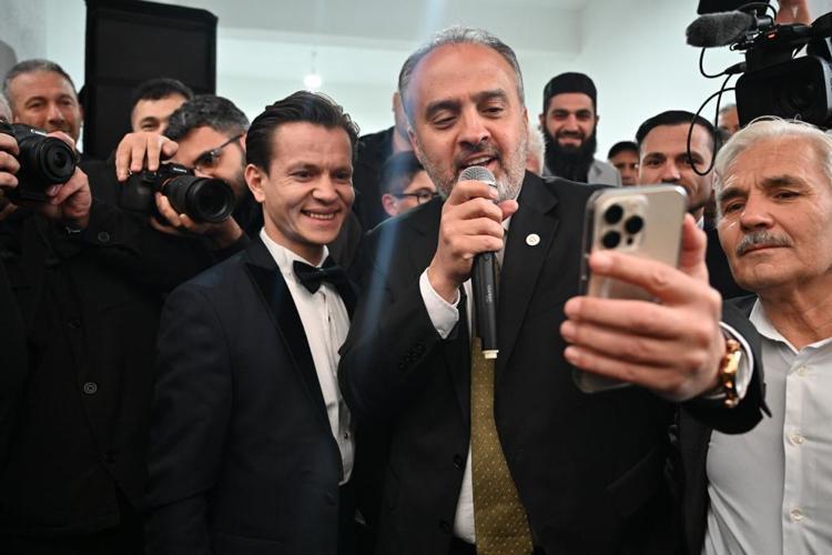 BAKAN VARANK, TELEFONLA GÖRÜŞTÜĞÜ ÇİFTE MUTLULUK DİLEDİ