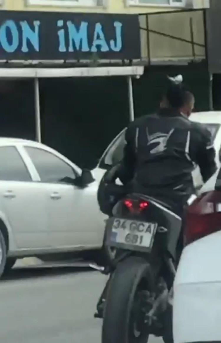 KAFASINDA KUŞ İLE YOLCULUK YAPTI