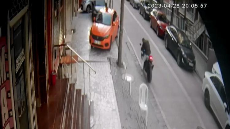 MOTOSİKLETİN ÇALINMA ANI KAMERADA