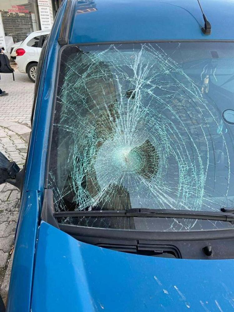 YAN SOKAKATAN HIZLA GELİP, ÇARPTI