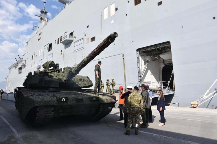 İÇERİ GİREBİLMEK İÇİN KUYRUKTA BEKLEDİLER