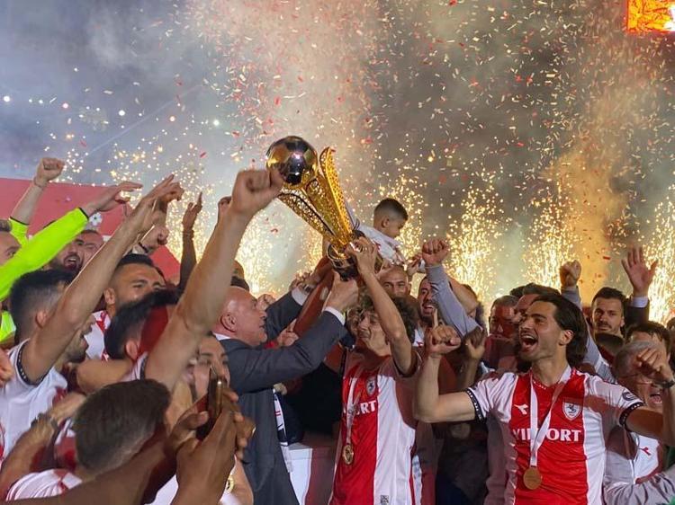 TFF BAŞKANI BÜYÜKEKŞİ: YAĞMUR, ÇAMUR DEMEDEN TAKIMLARINI DESTEKLEYEN SAMSUNSPORLU TARAFTARLARI SAYGIYLA SELAMLIYORUM.