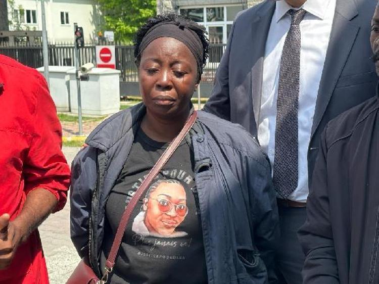 KIZIMIN SOL ELİNDE VE ALNINDA DERİN BİR YARA MEVCUT