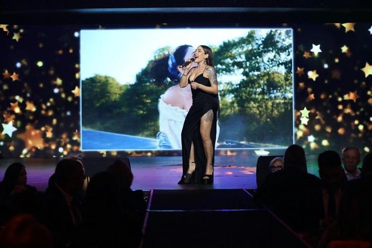 SAHNE PERFORMANSLARI GECEYE RENK KATTI