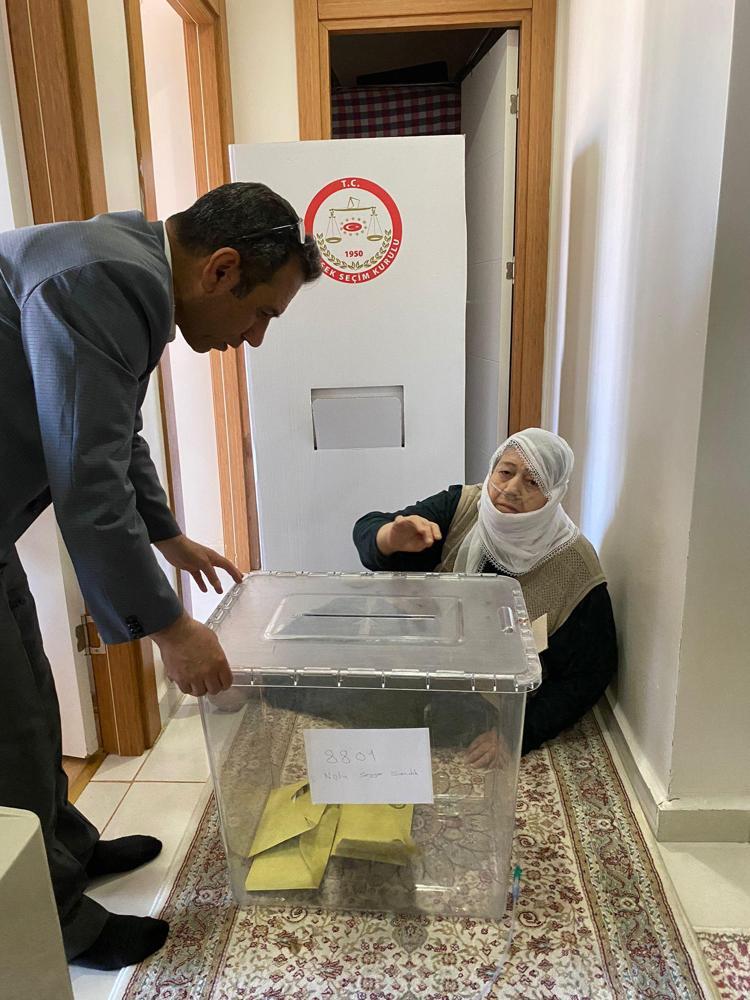 RAHATSIZLANINCA, PUSULALARI İLÇE SEÇİM KURULUNA AMBULANSLA TESLİM ETTİ