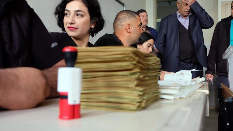 DİYARBAKIR’DA HASTALAR, AMBULANSLA OY KULLANACAKLARI YERE GÖTÜRÜLDÜ