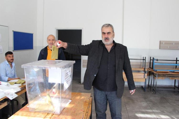 ÖRNEK OY PUSULASIYLA SEÇMENLERİ YÖNLENDİREN 5 KİŞİYE GÖZALTI