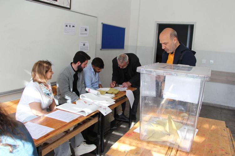 MÜHÜRLENEN PUSULALAR GÜVENLİK ÖNLEMLERİ ALTINDA GETİRİLİYOR