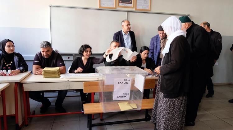 DİYARBAKIR’DA HASTALAR, AMBULANSLA OY KULLANACAKLARI YERE GÖTÜRÜLDÜ