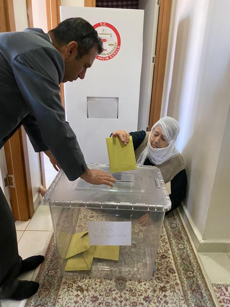 SEÇİM GÖREVLİLERİNİ TAŞIYAN MİNİBÜS DEVRİLDİ: 6 YARALI