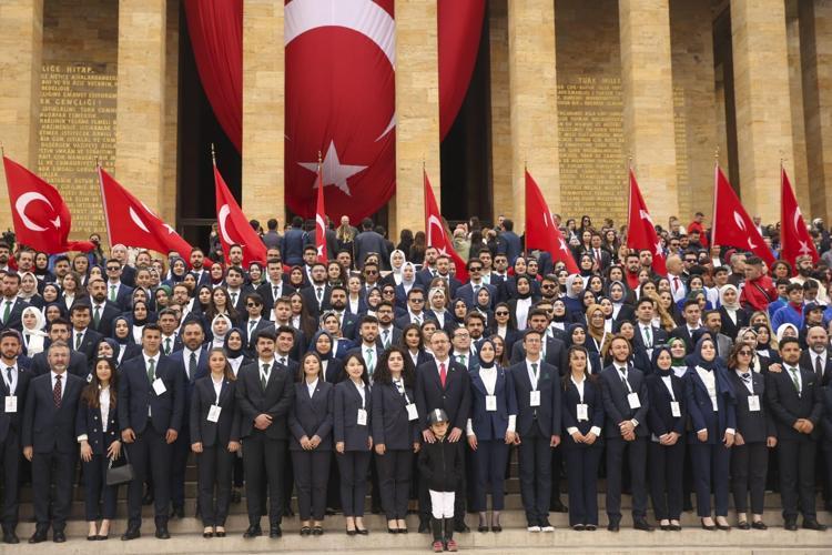 DAHA GÜÇLÜ VE DAHA MUTLU BİR TÜRKİYE HEDEFLERİNE GENÇLERİMİZLE ULAŞACAĞIZ