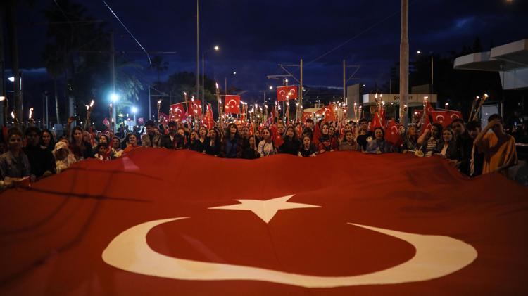 CUMHURİYET İÇİN ANTALYA EL ELE