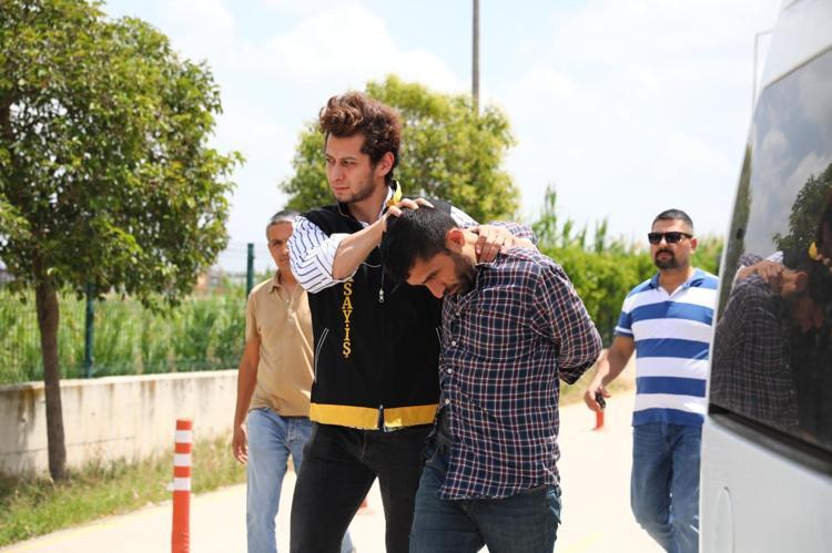 ÜZERİNİ AĞAÇ DALLARIYLA KAPATMIŞ